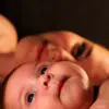 bébé avec mal à la gorge allongé, gêne visible au niveau du cou