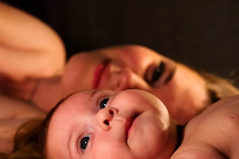 bébé avec mal à la gorge allongé, gêne visible au niveau du cou