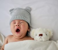Sommeil perturbé à 7 mois : causes et solutions efficaces