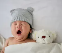 Sommeil perturbé à 7 mois : causes et solutions efficaces